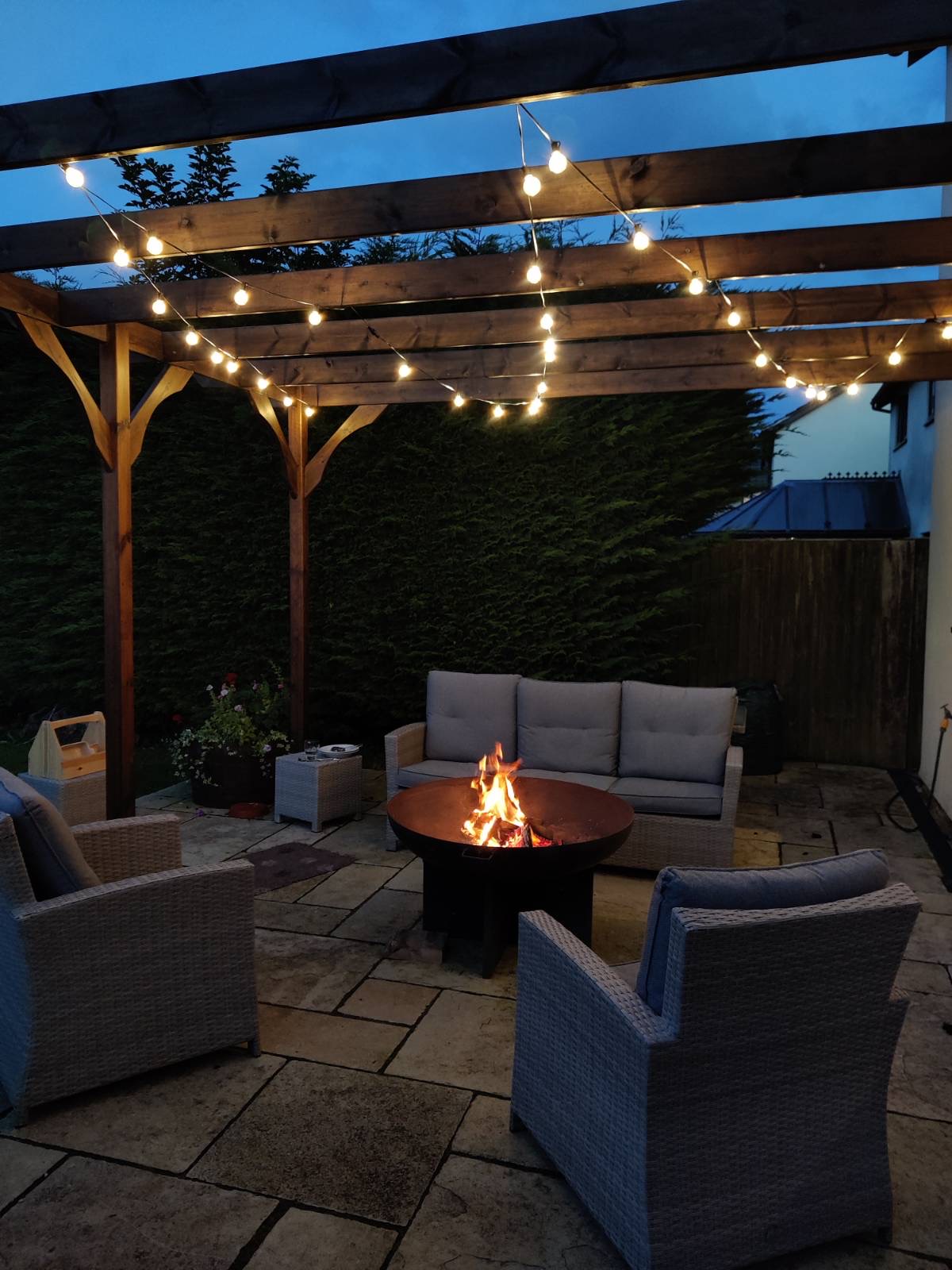 Cosy outdoor firepit setting